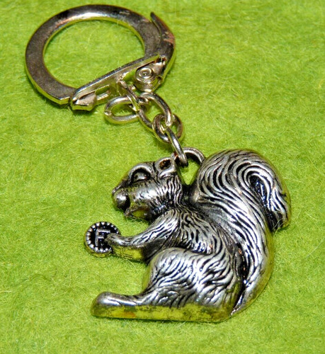 Ancien porte clés - , écureuil