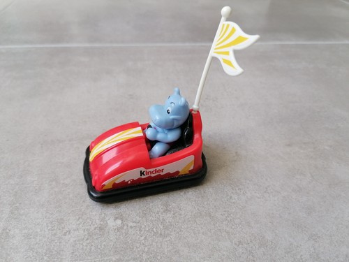 Figurine dans auto tamponneuse - figurine, auto-tamponneuse