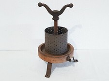 Ancien petit pressoir en métal et bois