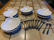 COQUILLES SAINT-JACQUES x 12 En céramique émaillage blanc + 12 fourchettes inox