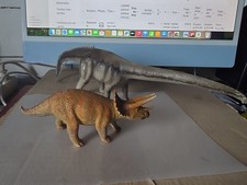 lot de 2 figurines  Dinosaures