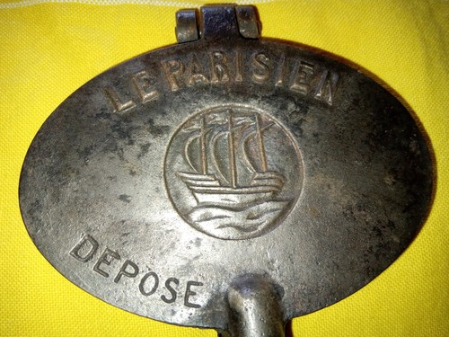 Parisien ancien moule à - le,
