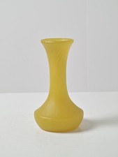 Vase jaune en pâte de verre