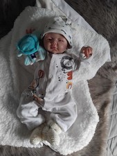 joli bébé reborn  très