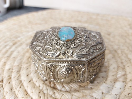 Ancienne petite boîte - , à