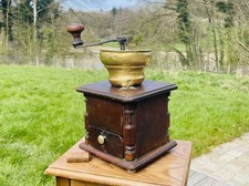 Ancien moulin à café dans un