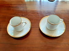 Paire de tasses en porcelaine