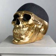 Sculpture de crâne peinte à