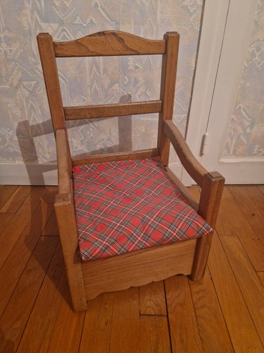 Ancienne chaise percée pour