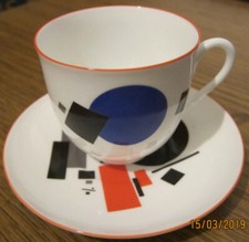 Lomonosov porcelaine tasse et soucoupe avec des motifs de Nikolai Suetin III