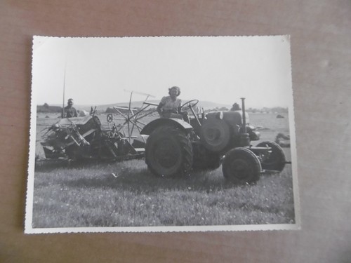 Ancienne photo femme sur un - sur,