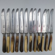 Suite de 12 couteaux de table Manche corne blonde Virole Argent Lame Acier Forgé