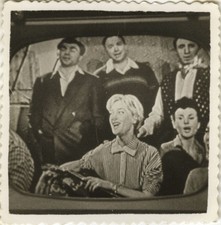 OLD PHOTO - VINTAGE SNAPSHOT - CURIOSITY TV SCREEN TV SONG-SCREEN