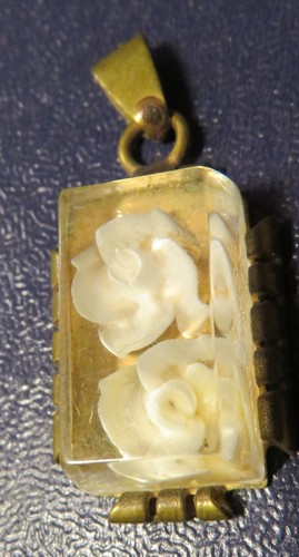 Pendentif ancien lucite - pendentif,