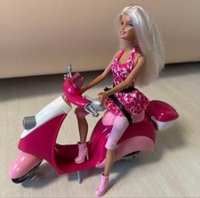 Poupée Barbie et scooter rose
