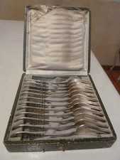 12  très jolies fourchettes à gâteaux en  métal argenté  avec   2 poinçons 