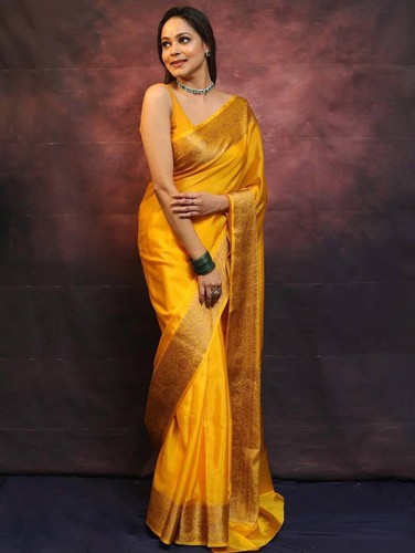 Sari jaune avec travail