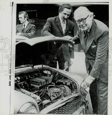 1973 Press Photo Geoffrey Rippon Inspects Austin Mini-Traveller Electric Car
