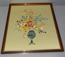 -CADRE AVEC BRODERIE SUR SOIE VASE AVEC FLEURS MULTICOLORES déco VINTAGE    D