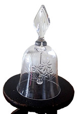 DAUM CLOCHETTE DE TABLE EN CRISTAL PRISE EN FLAMME ET FLEURS GRAVEES XXème S