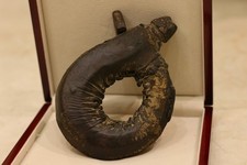 Ancien flacon poudre pistolet en cuir musée original gravé à la main