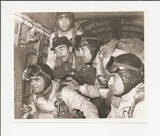 Photo:  parachutistes