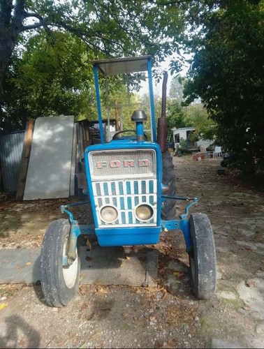 Ford tracteur agricole bleu