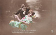 CP MOUSTACHU TIENT MAIN FEMME