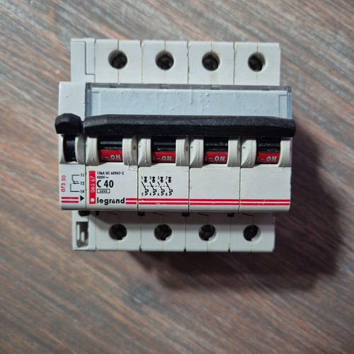 Disjoncteur tétra pôles - disjoncteur, 4