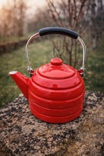 Bouilloire ancienne rouge