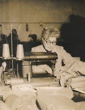 PARIS c. 1950 - Ouvrière