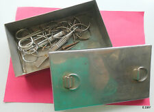 BOITE AVEC ANCIEN MATERIEL MEDICAL AIGUILLES DE SUTURE CISEAUX ET AUTRES