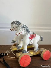 Jouet en plastique et en bois