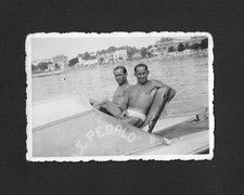 Deux hommes torse nus, mer