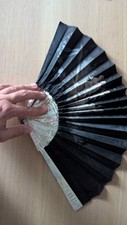 Éventail ancien en soie noire