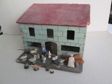 ferme en bois peint avec