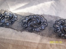 Ancienne application au fil de soie sur tulle. Couleur gris clair et foncé. N°58