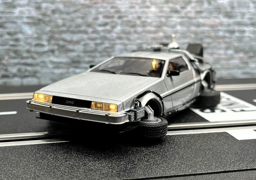 Delorean flying back to - 1/32,