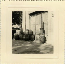 ANTIQUE PHOTO - VINTAGE SNAPSHOT - CURIOSITY BARREL WOOD STOVE HEATING