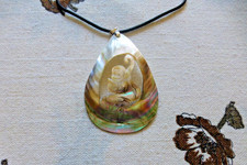 PENDENTIF   en  NACRE , SIGNE