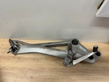 UNE PLATINE LATERAL DROITE