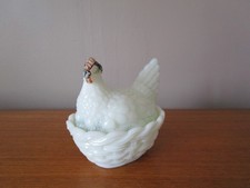 PETITE  POULE ANCIENNE  DANS