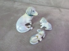 LA CHIENNE et ses DEUX CHIOTS. En porcelaine.