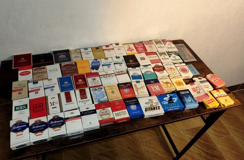Lot paquets cigarettes - de,
