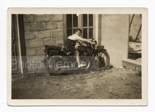 Jeune garçon sur une - , moto