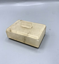 Petite boîte ancienne en