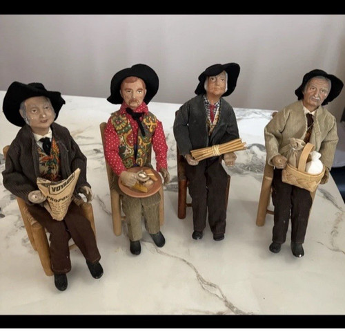 Santons habillés anciens de - 4,