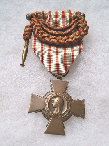 Une médaille croix - une,