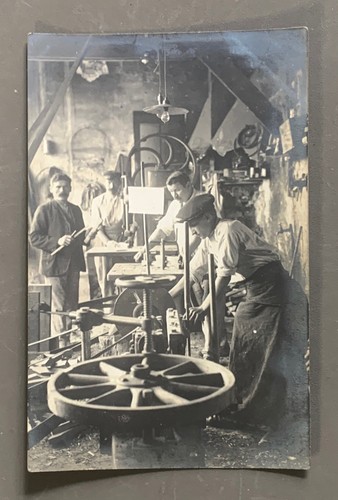 Carte photo ouvriers atelier - photo,