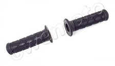 Manopoles Universelles